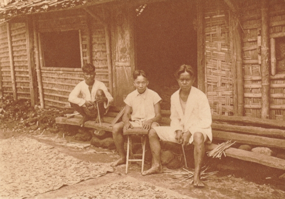 Three men drying kerupuk kerung in Yogyakarta circa 1910. Potret tiga orang pria sedang menjemur kerupuk kerung di Yogyakarta tahun 1910.