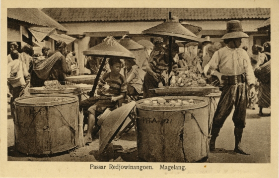 Big can of cracker seller at Pasar Rejowinangun, Magelang, Central Java, Indonesia circa 1910. Rombong tukang kerupuk di Pasar Rejowinangun, Magelang, Jawa Tengah, Indonesia circa 1910.